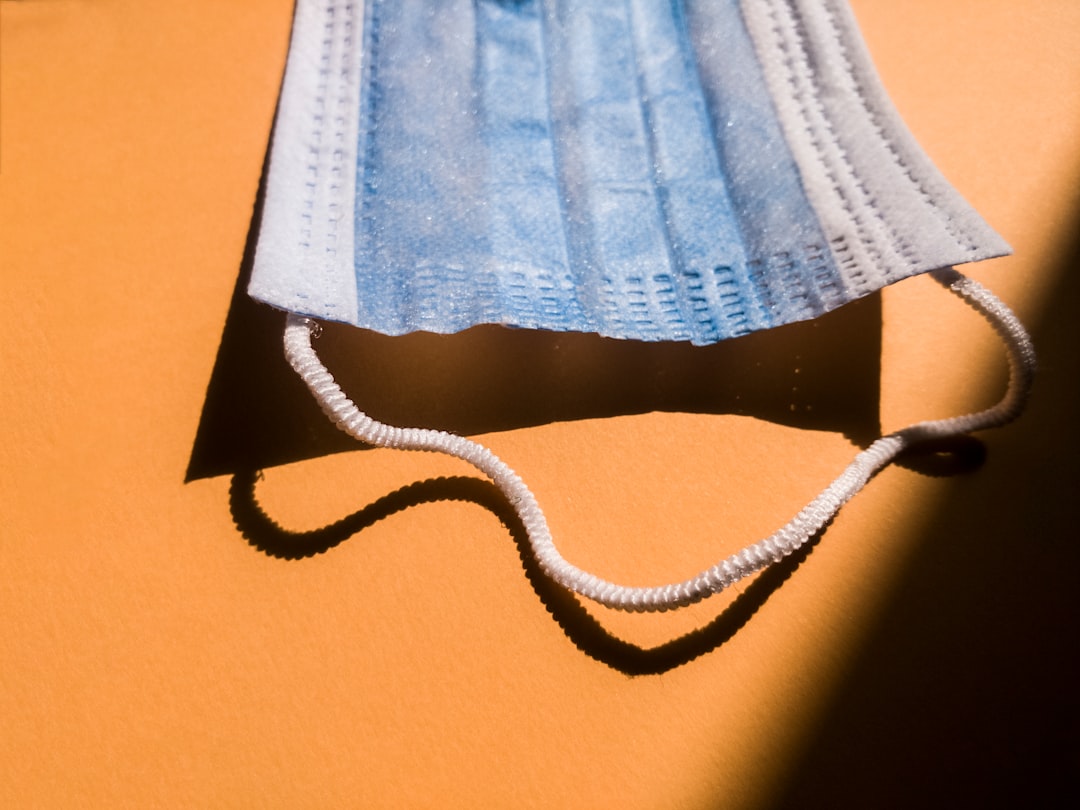 Sukienka bez ramiączek: idealna fryzura dla tego looku