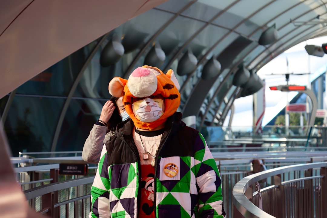 Modne nakrycia głowy: jak nosić i stylizować?