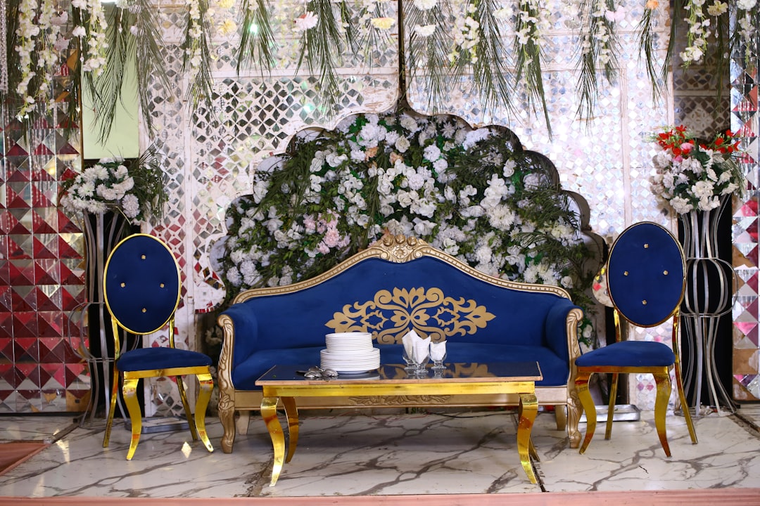 Stylowa granatowa sukienka w groszki – jak dobrać dodatki